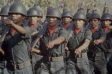 salvadorianische Truppen marschieren anlässlich ihrer erfolgreichen militärischen Ausbildung, El Salvador, März 1981, picture alliance / AP Images