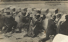 Barrikadenkämpfe vor dem Zeitungsverlag Rudolf Mosse in der Schützenstraße im Zeitungsviertel in Berlin, Januar 1919, picture alliance / ZB