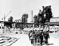Arbeiter vor erstem Hochofen eines neuen Stahlwerks, Wuhan, 6. März 1959, picture alliance / AP Images