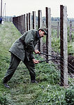 ungarischer Soldat zerschneidet Grenzzaun zu Österreich, 2. Mai 1989, picture alliance / IMAGNO/Votava