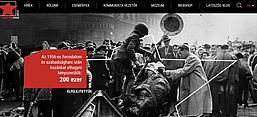 Der Screenshot der Startseite der Website des Instituts für die Erforschung des Kommunismus zeigt im Zentrum ein historisches Foto, auf dem der abgeschlagene Kopf eines Stalindenkmals von Budapester Bürgern umringt ist.