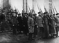 Bewaffnete Arbeiter am 2. Oktober 1917, Petrograd, picture alliance / dpa