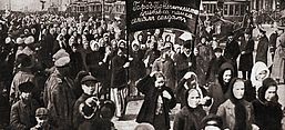 Frauen fordern Brot und Frieden am 8. März 1917 in Petersburg. Gemeinfrei, Wikimedia Commons