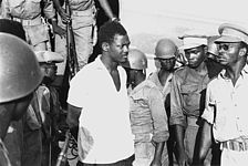Patrice Lumumba (Mitte) nach seiner Verhaftung, auf dem Flughafen in Leopoldville (heute: Kinshasa), 2. Dezember 1960, picture-alliance/ dpa