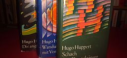Buchcover von Hugo Huppert: Die angelehnte Tür. Bericht von einer Jugend / Wanduhr im Vordergrund. Stationen eines Lebens / Schach dem Doppelgänger. Anläufe der Reifezeit