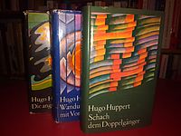 Buchcover von Hugo Huppert: Die angelehnte Tür. Bericht von einer Jugend / Wanduhr im Vordergrund. Stationen eines Lebens / Schach dem Doppelgänger. Anläufe der Reifezeit