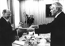 Max Reimann (r) übergibt Walter Ulbricht (l) Entwurf des Parteiprogramms, 12. Februar 1968, picture-alliance / dpa