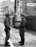 Amerikanischer Soldat und Volkspolizist stehen sich wortlos an Sektorengrenze gegenüber, (Ecke Friedrichstraße / Zimmerstraße - Checkpoint Charlie), nach Mauerbau, 16. Oktober 1961, UPI/Süddeutsche Zeitung Photo