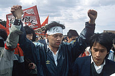 Der Studentenführer Wuer Kaixi demonstriert am 13.05.1989 auf dem Tiananmen, auf dem Stirnband stehen die Zeichen "Jueshi" (Hungerstreik), picture alliance / dpa