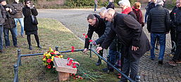 Politiker der Links Partei legen Blumen am Gedenkstein für die Opfer des Stalinismus ab. ©Bundesstiftung Aufarbeitung, U. Mählert.