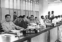 Blick in den Tagungsraum der Konferenz von Bandung (Indonesien), aufgenommen im April 1955: Links der chinesische Ministerpräsident Zhou Enlai, 3. von links der ägyptische Ministerpräsident Oberst Gamal Abdel Nasser, picture-alliance / dpa
