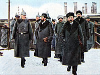 Leo Borissowitsch Kamenew (2.v.l. mit Melone), Leo Trotzki (vorn rechts) und Adolf Abramowitsch Joffe (rechts hinter Trotzki) am Bahnhof von Brest-Litowsk 1918, dpa/ picture alliance / ZB