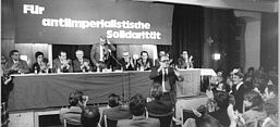 „Für antiimperialistische Solidarität“: DKP-Parteitag 1976 in Bonn mit SED-Gästen. Bundesarchiv, Bild 183-R0331-0342 / Link, Hubert / CC-BY-SA 3.0