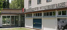 Eingang der Erinnerungsstätte Notaufnahmelager Marienfelde, Copyright ENM, Foto: Andreas Tauber