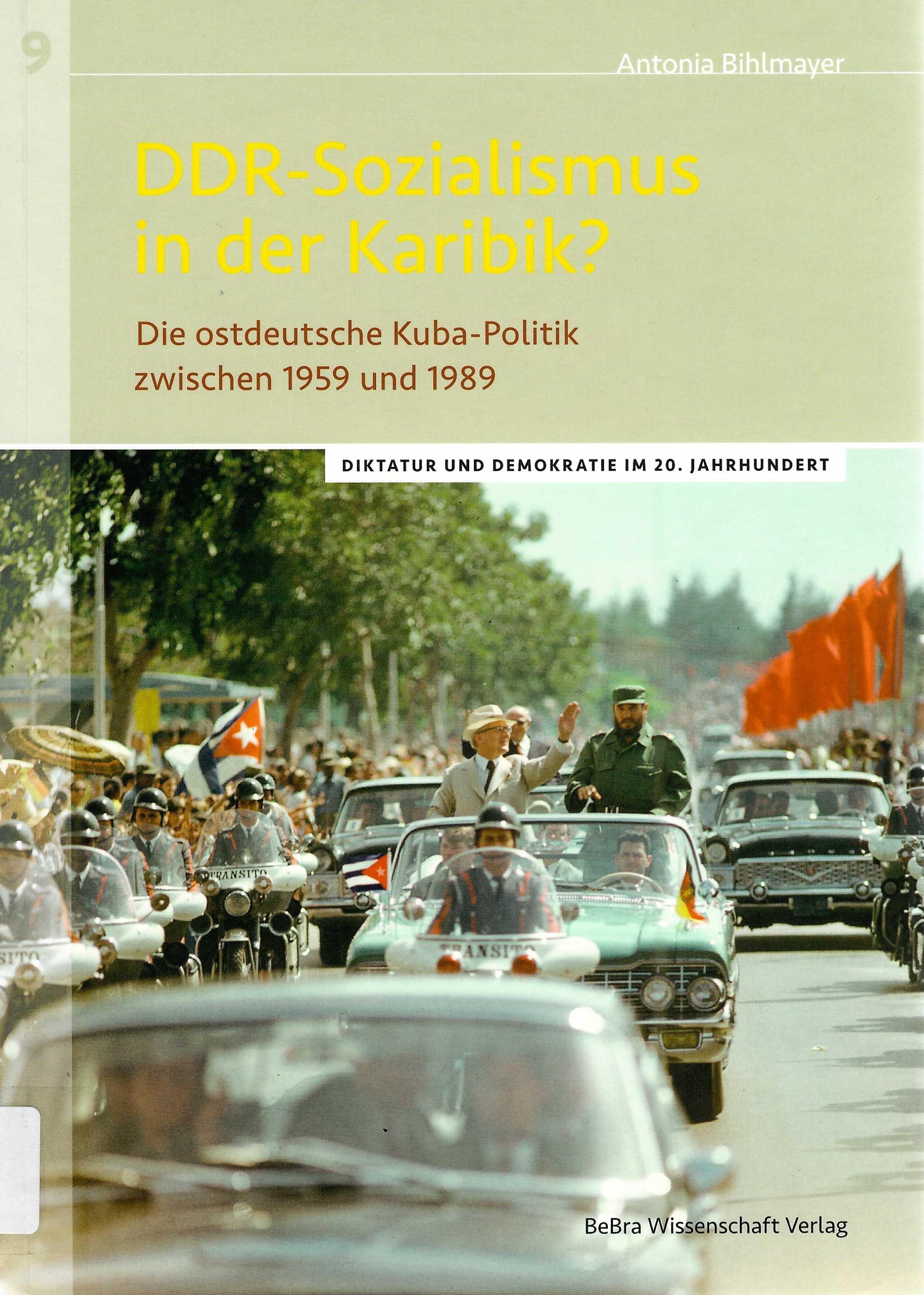 Auf dem Buchcover ist unter dem Titel im unteren Drittel des Buches ein historische Farbfoto abgebildet. Zu sehen ist Erich Honecker bei einem Staatsbesuch auf Kuba wie er aus einem Autokorso fröhlich in die Menge winkt.
