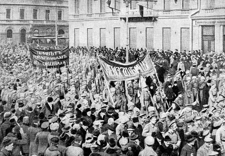 Russische Soldaten demonstrieren im Februar 1917 in Petrograd. Urheber unbekannt, gemeinfrei, Wikimedia Commons