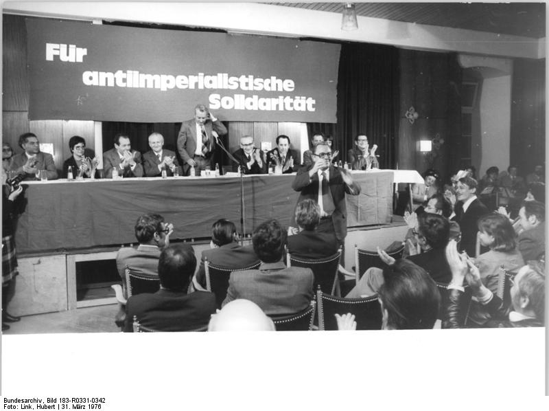 „Für antiimperialistische Solidarität“: DKP-Parteitag 1976 in Bonn mit SED-Gästen. Bundesarchiv, Bild 183-R0331-0342 / Link, Hubert / CC-BY-SA 3.0