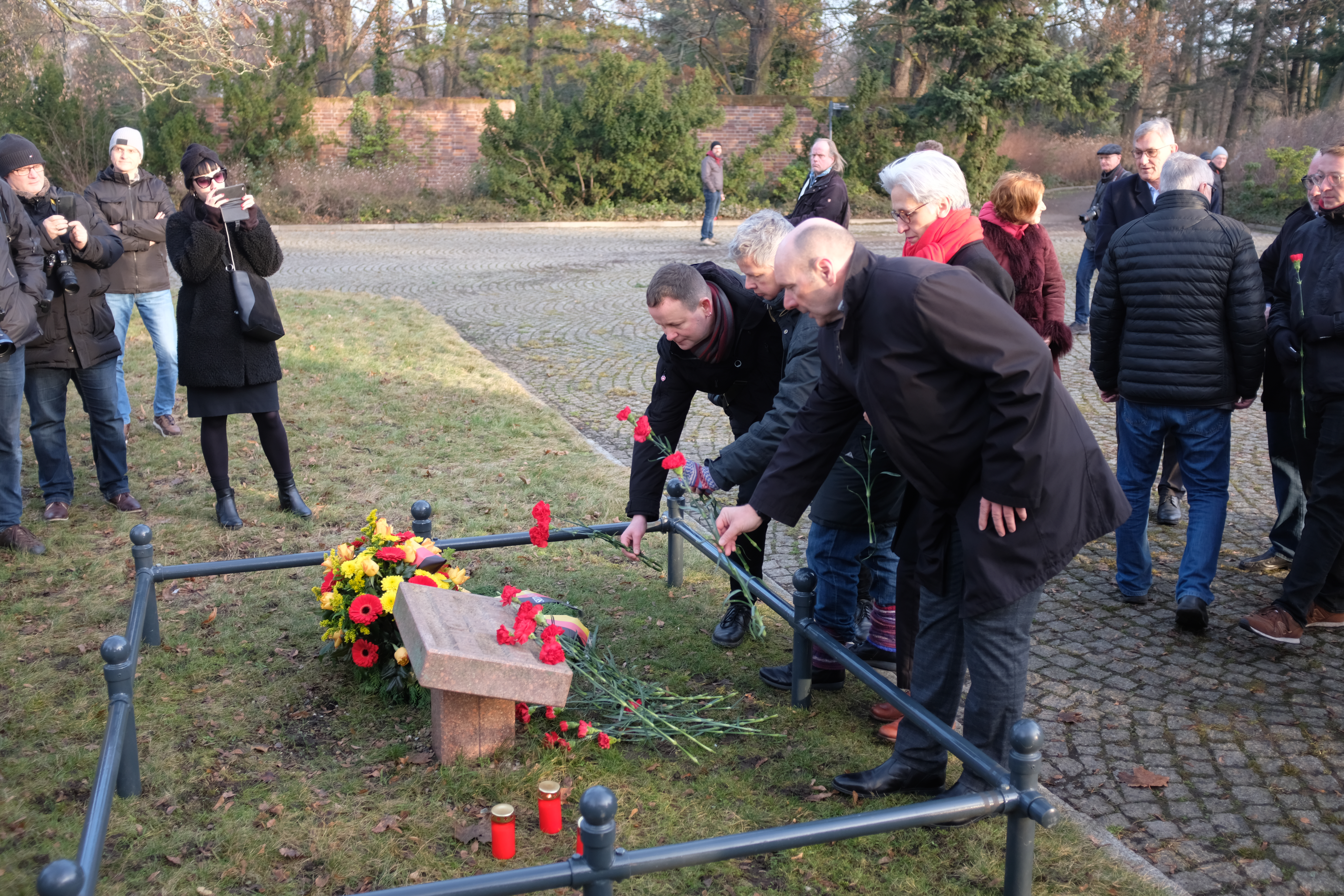 Politiker der Links Partei legen Blumen am Gedenkstein für die Opfer des Stalinismus ab. ©Bundesstiftung Aufarbeitung, U. Mählert.