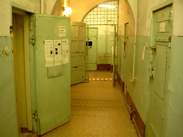 Zellentrakt der Untersuchungshaftanstalt der sowjetischen Militärspionageabwehr in der Leistikowstraße 1, Urheber: kilima8, Lizenz: CC-BY-SA 3.0.