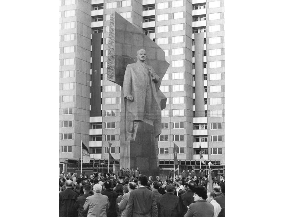 Lenindenkmal auf dem Leninplatz in Ost-Berlin (1970). Bundesarchiv, Bild 183-J0505-0054-001 / Jürgen Ludwig / CC BY-SA 3.0 