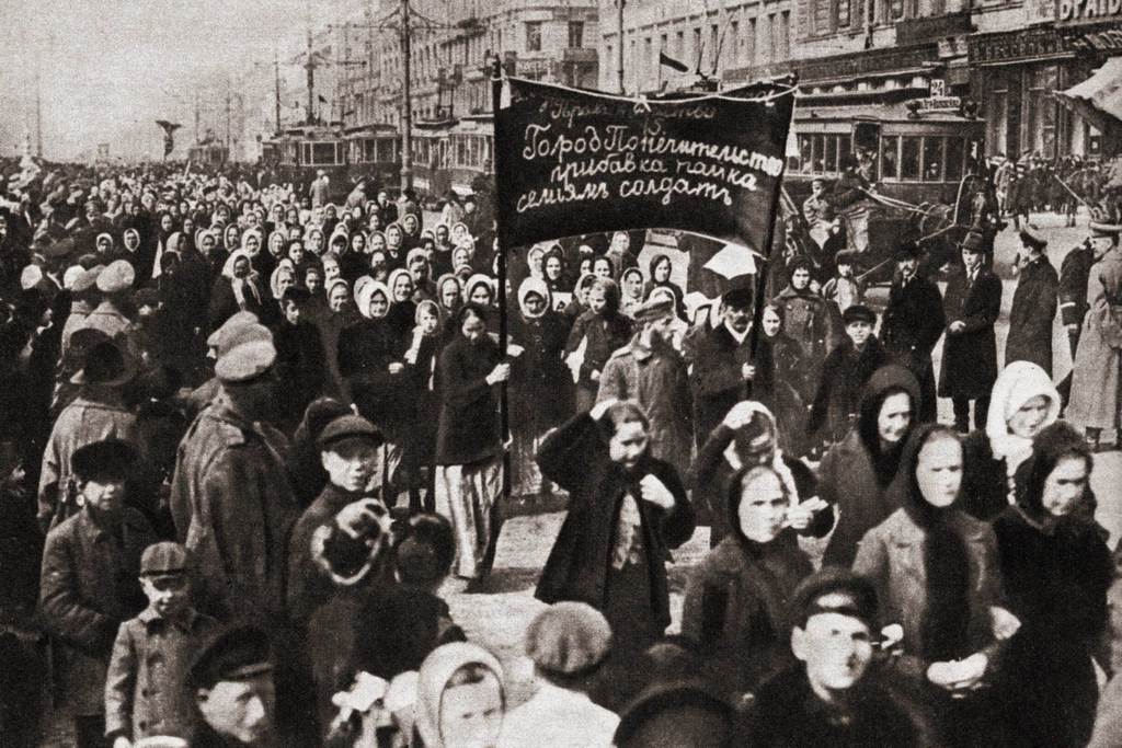 Frauen fordern Brot und Frieden am 8. März 1917 in Petersburg. Gemeinfrei, Wikimedia Commons