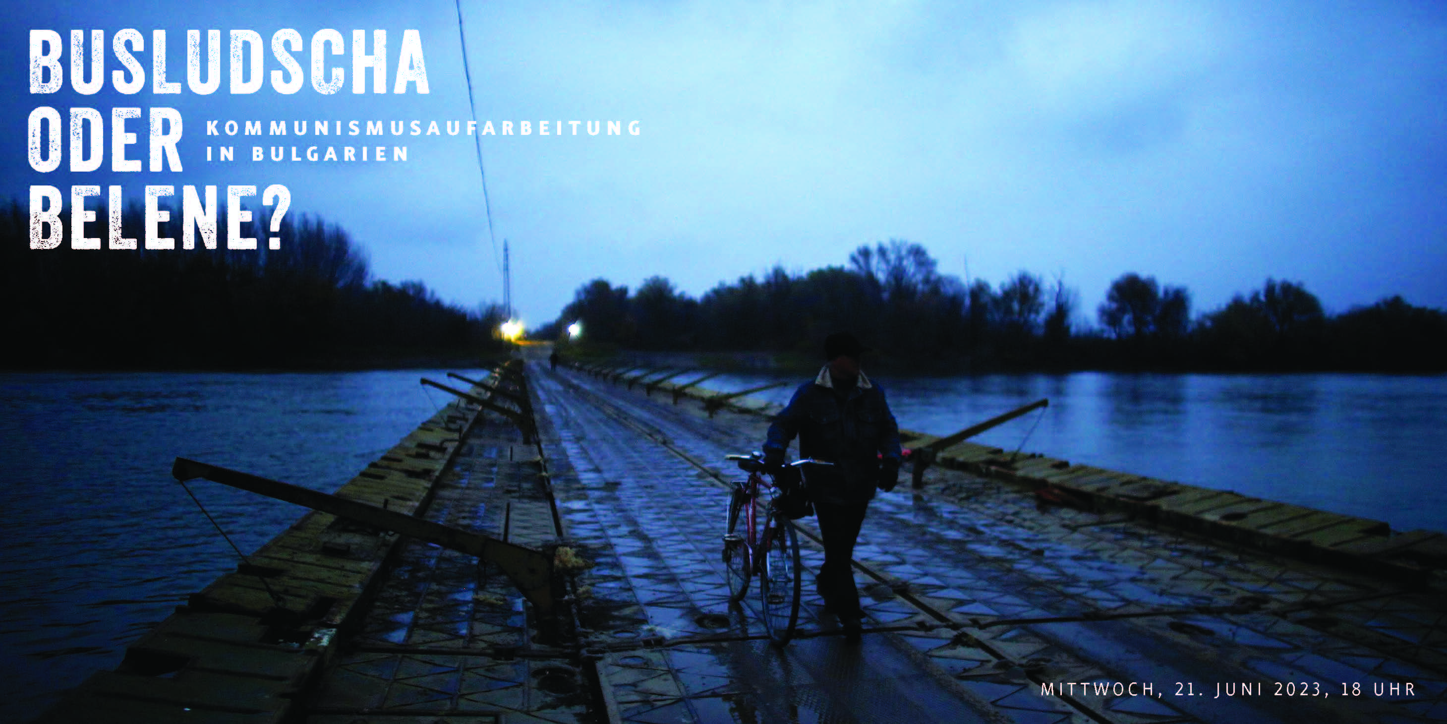 Das Foto zeigt die Pontonbrücke zur Insel Belene. Im Vordergrund schiebt ein Mann ein Fahrrad. Das Wetter ist düster.