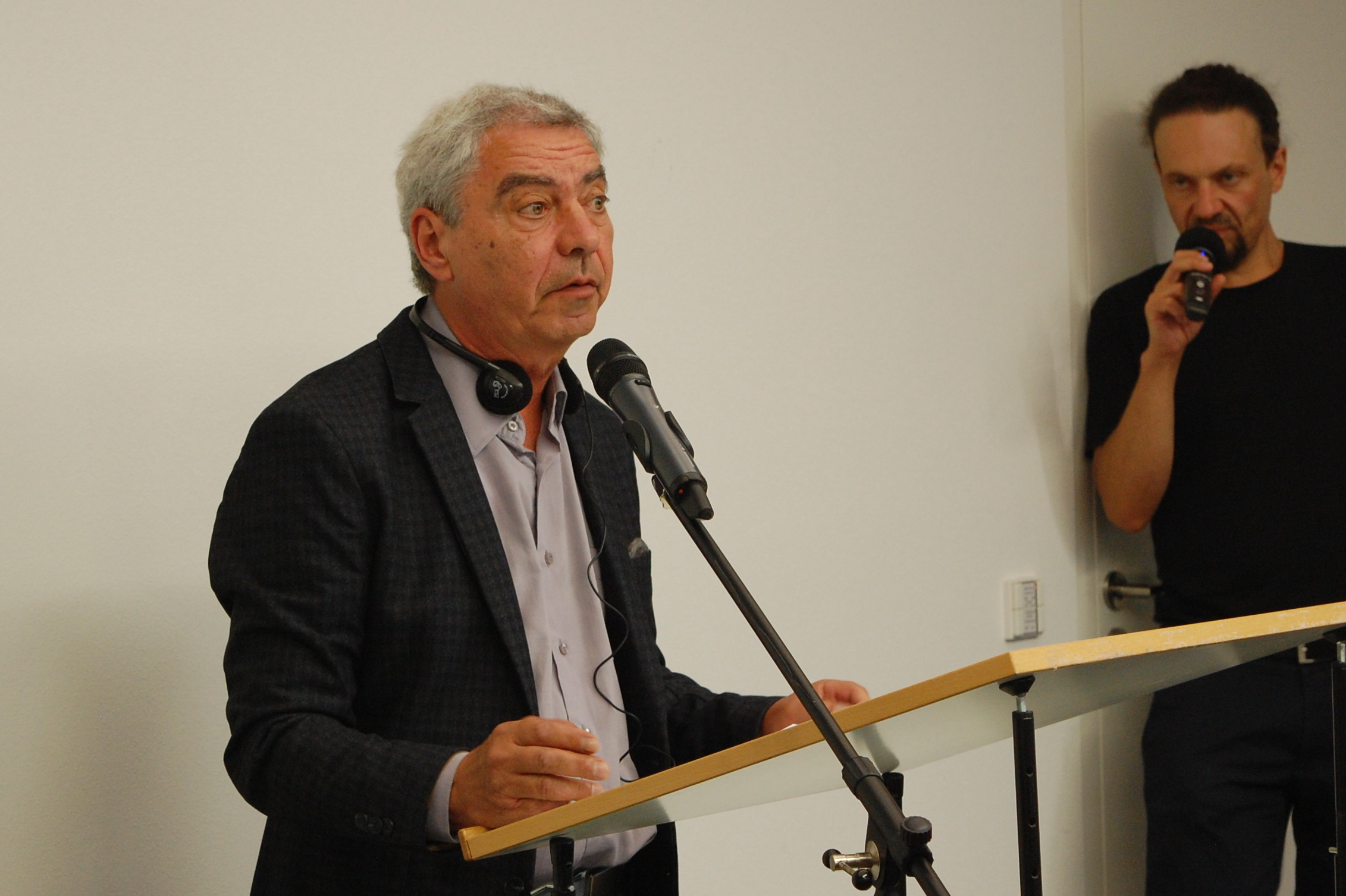 Im Zentrum des Fotos ist der Historiker Nikita Sokolov beim Vortrag zu sehen, rechts im Bild der Simultanübersetzer Andrej Steinke.