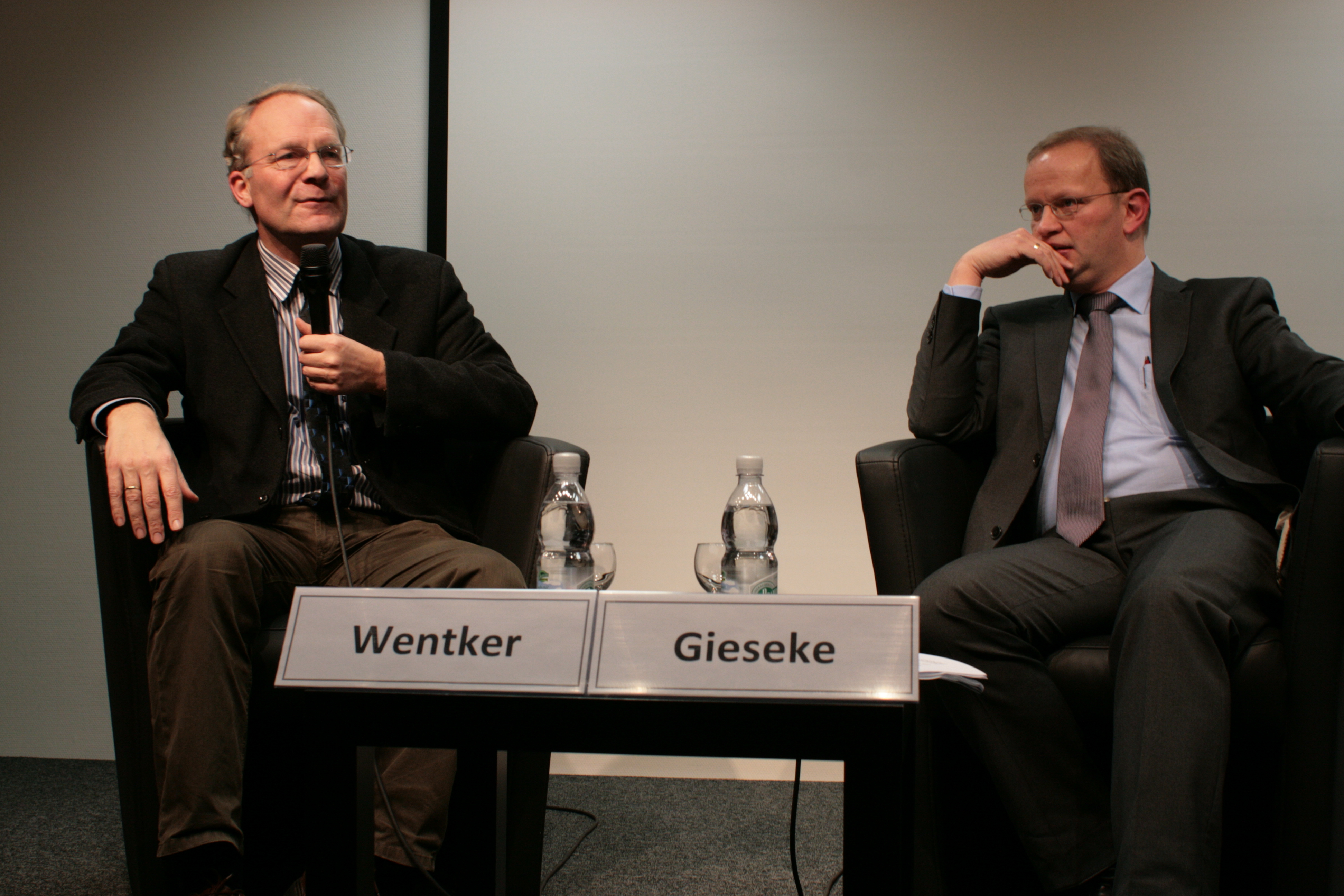 Dr. Jens Gieseke im Gespräch © Bundesstiftung Aufarbeitung 