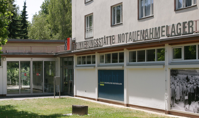 Eingang der Erinnerungsstätte Notaufnahmelager Marienfelde, Copyright ENM, Foto: Andreas Tauber