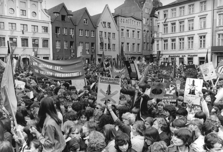 Friedensdemonstration in Schwerin 1982. Bundesarchiv, Bild 183-1982-0529-012 / Pätzold, Ralf / CC-BY-SA 3.0