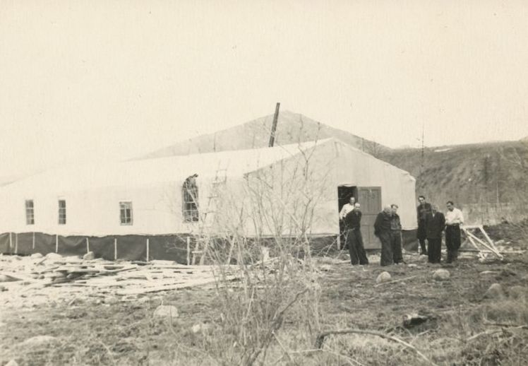 Deportee barrack in the Kolyma region, 1957. Kaunas 9th Fort Museum, Lizenz: CC BY 4.0, Wikimedia Commons