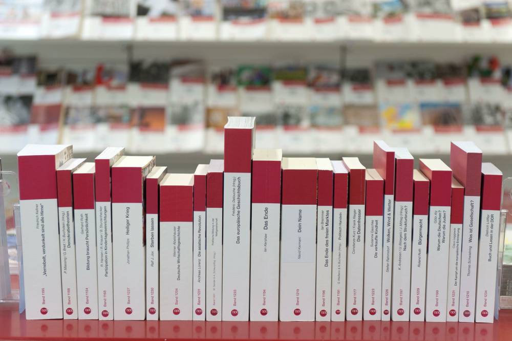 Einige Bände der Schriftenreihe der der Bundeszentrale für politische Bildung © bpb, Ulf Dahl