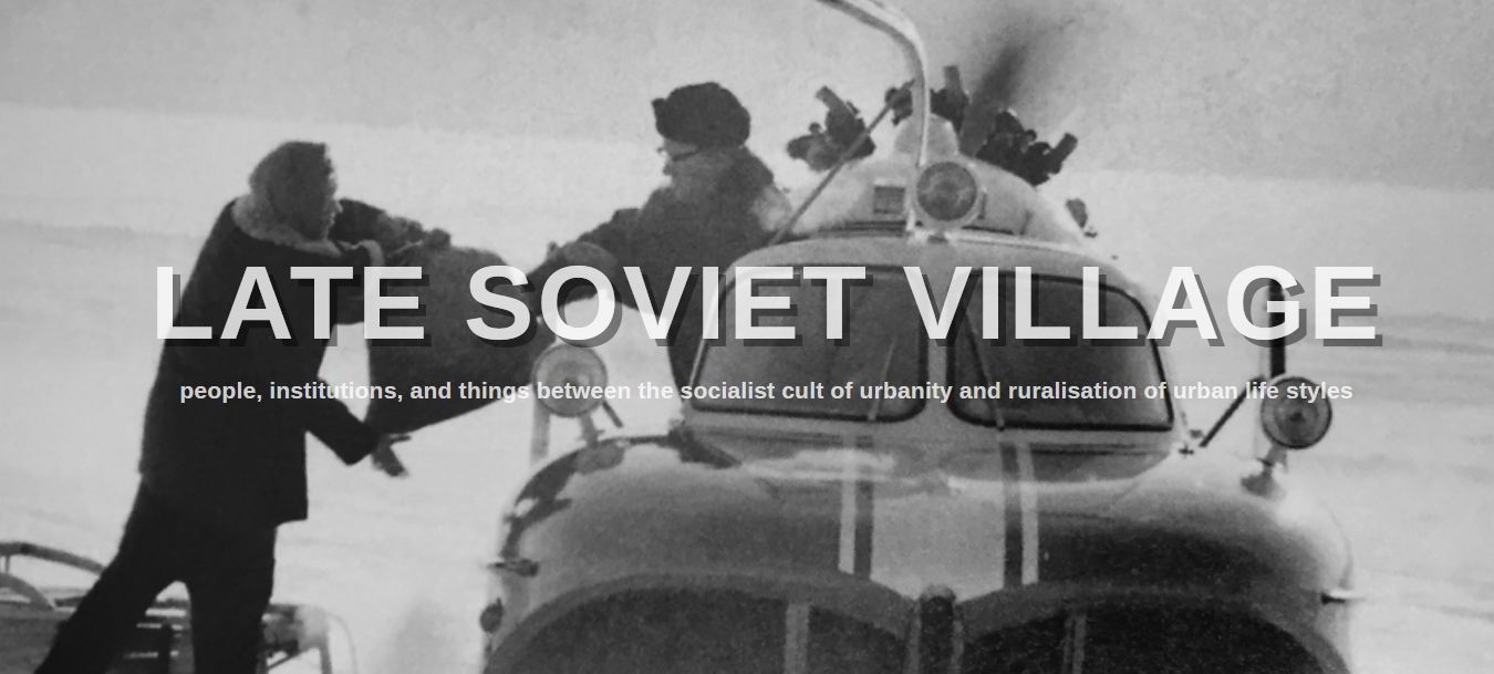 Screenshot Website des Forschungsprojekts: Late Soviet Village: People, Institutions, and Things between the socialist cult of urbanity and ruralisation of urban life styles, mit BIld aus: Arsen’ev, Vsevolod: Nostal’giia. Provintsial’naia Rossiia. Fotoal’bom, Moscow 2012, p. 57.